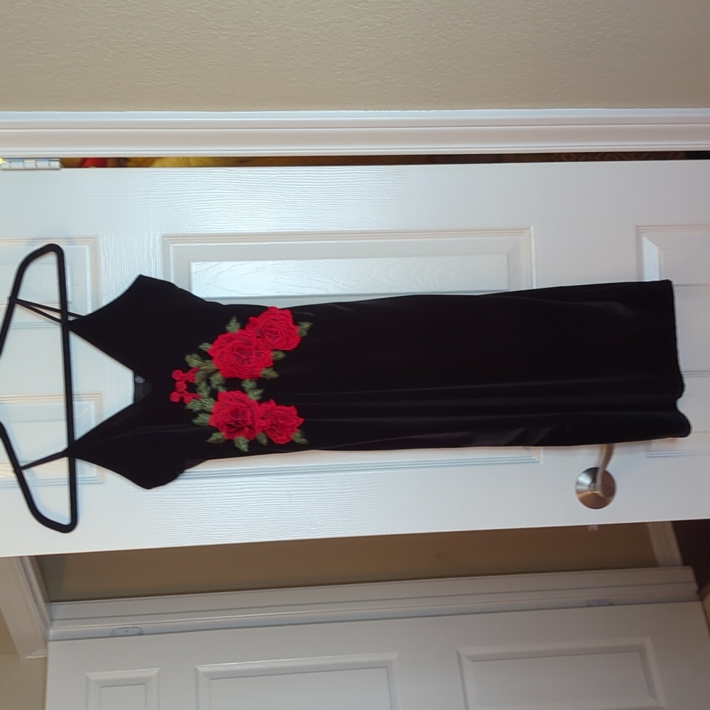 Little black velvet dress with roses
